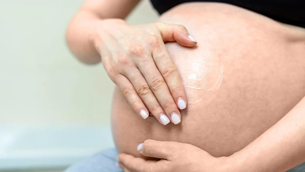 Cura della pelle in gravidanza: smagliature, macchie e capelli